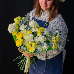 40. Лимонный букет с розами и диантусами