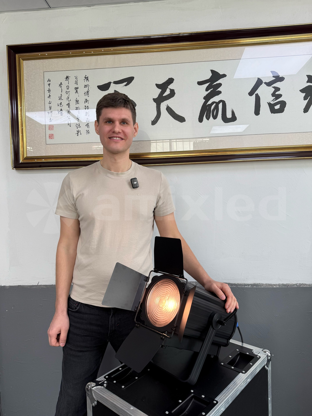 Прожектор с лизой френеля Amixled 100 ZOOM FRESNEL