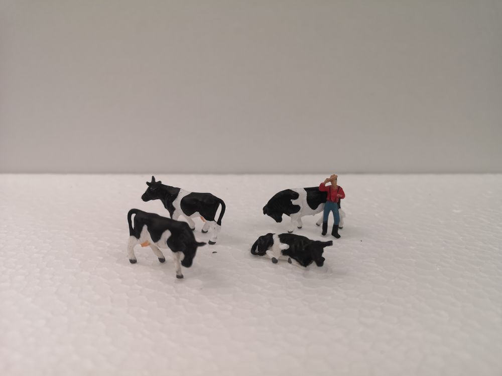 Коровы черно-белые + пастух, 5 фигурок