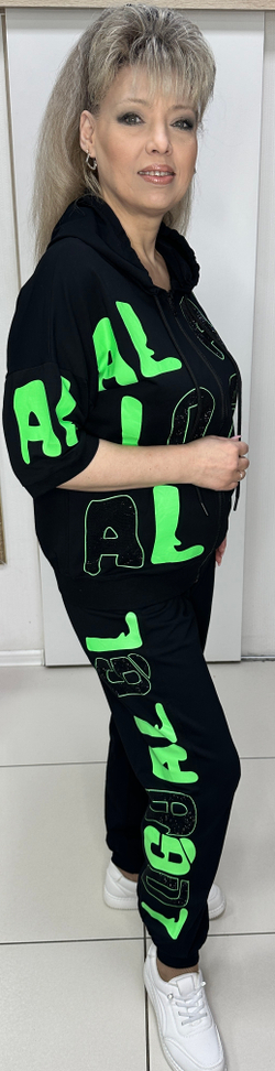 Яркий, спортивный костюм с неоново-салатным принтом