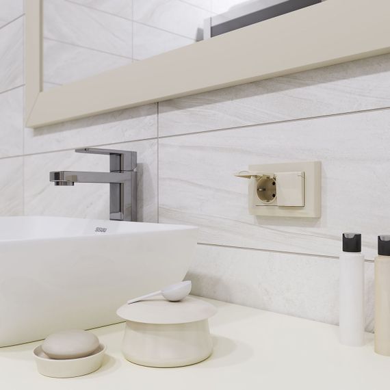 Розетка двойная влагозащищенная с заземлением с защитной крышкой и шторками Werkel слоновая кость W1172203 4690389178078