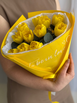 Пионовидные желтые тюльпаны премиум сорта и зелень эвкалипта в утонченном оформлении от Флора Маркет