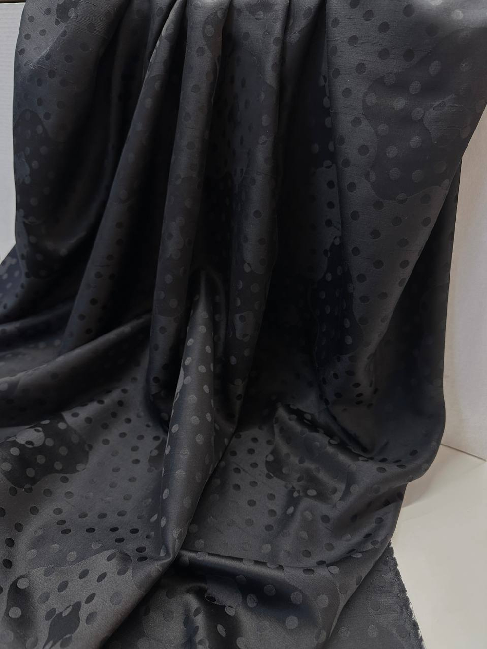 Шелк черный в горошек с абстрактным цветочным принтом