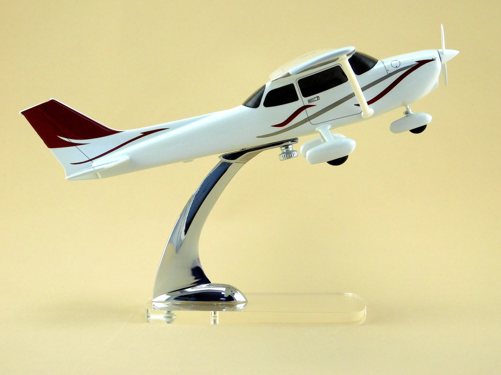 Модель самолета Cessna 172S (М1:32)