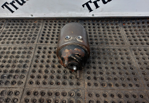 Энергоаккумулятор задний правый