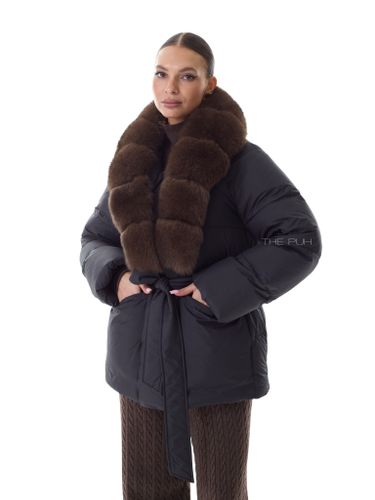 Черный удлиненный пуховик с поясом и меховым воротником