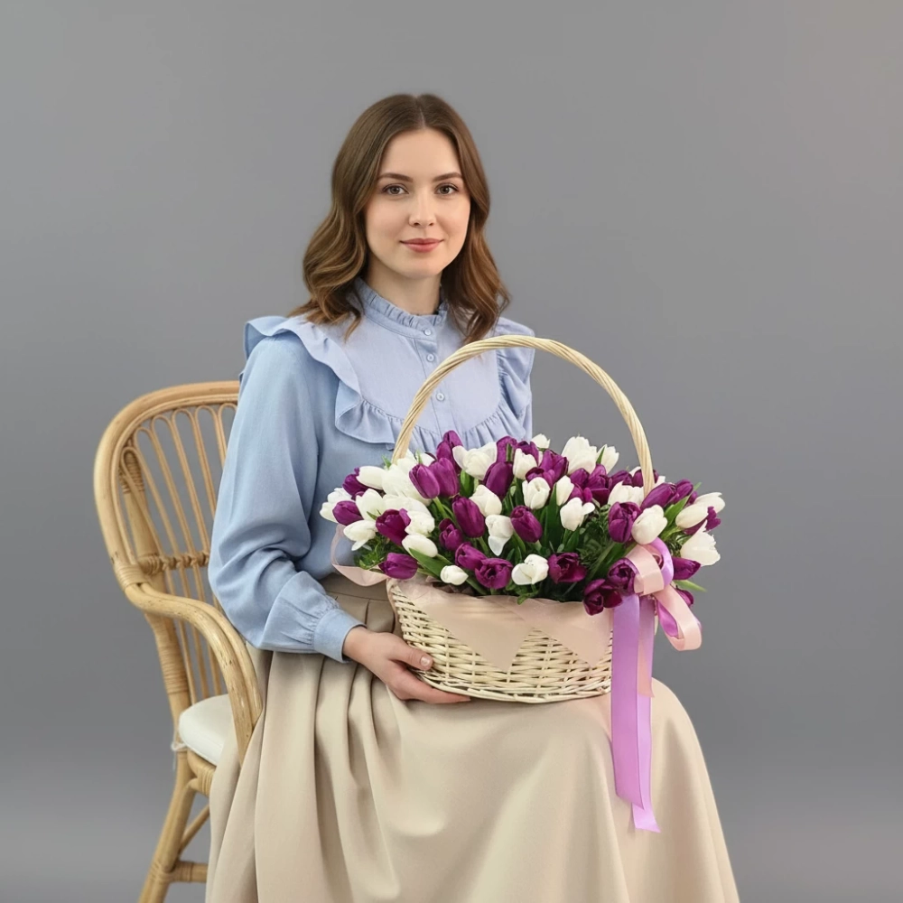 Большая корзина с тюльпанами и девушка.