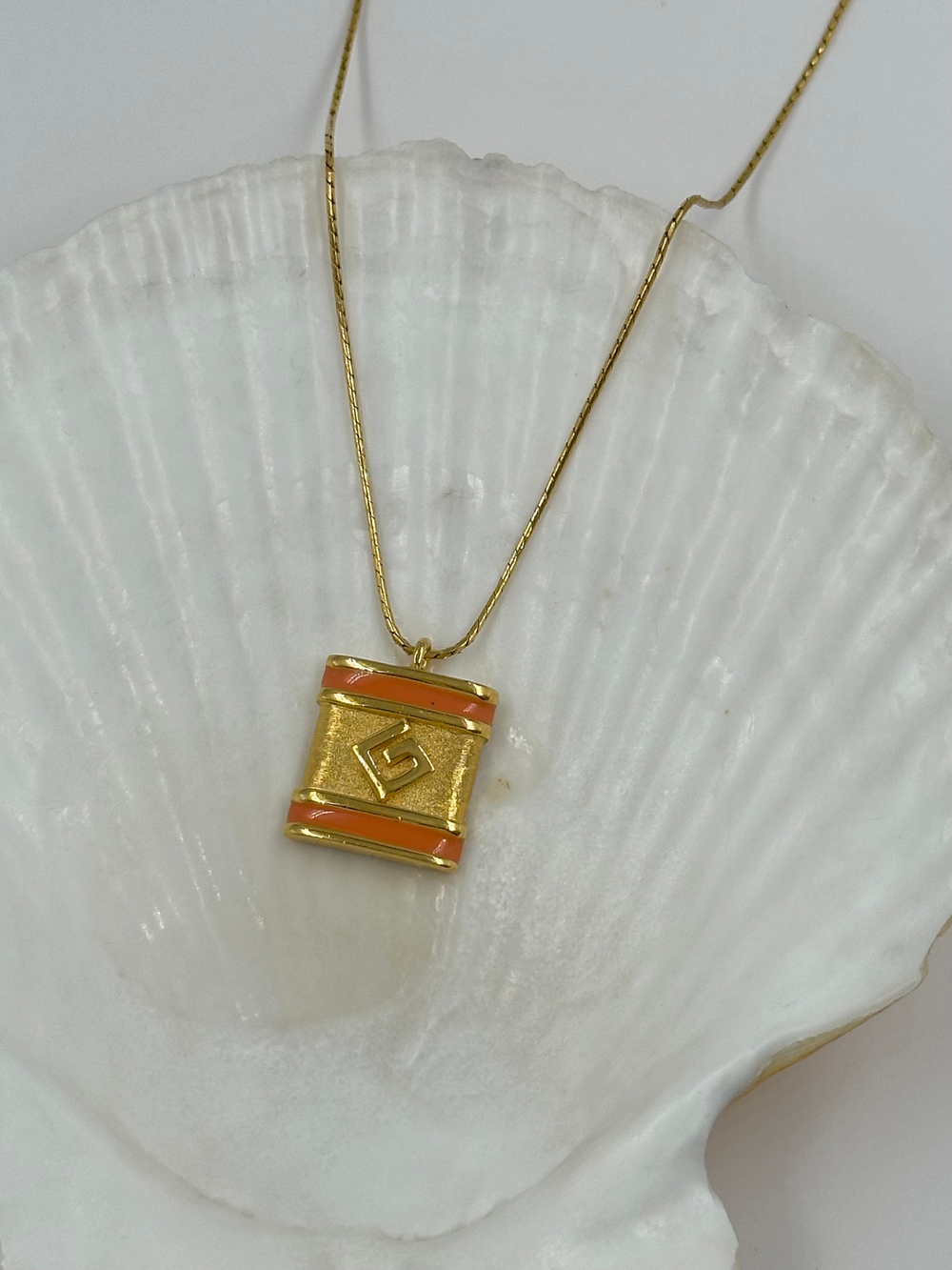 Кулон с лого и оранжевой эмалью Givenchy 1981 год