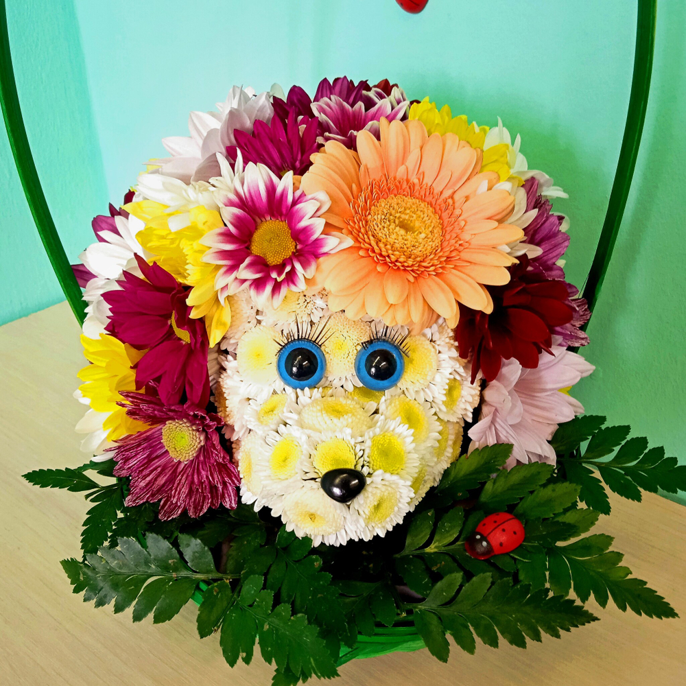 Ежик из цветов в корзине