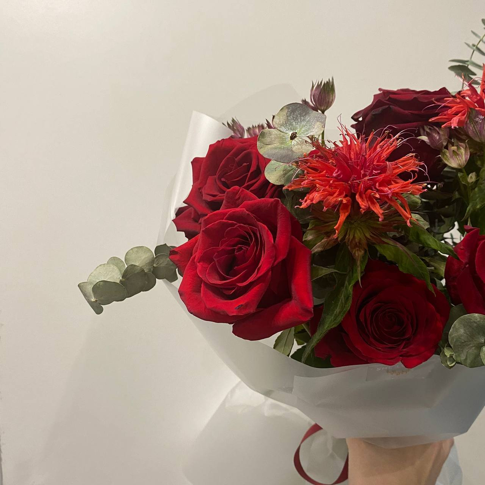 Букет с розами и монардой