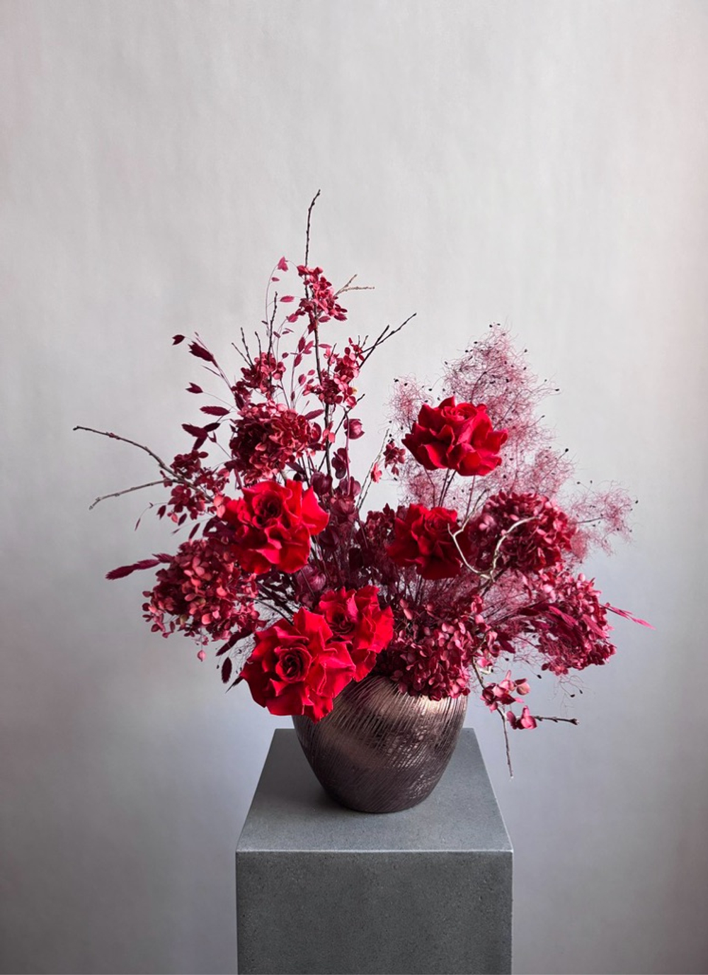 Композиция в кашпо Леукадендрон