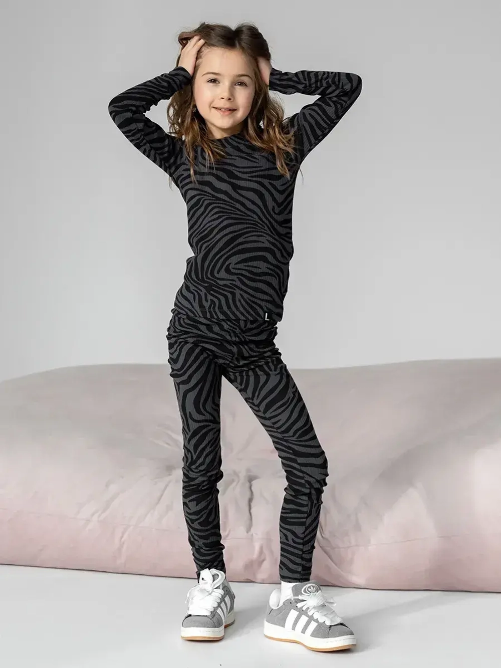 Черный костюм для девочки осенний