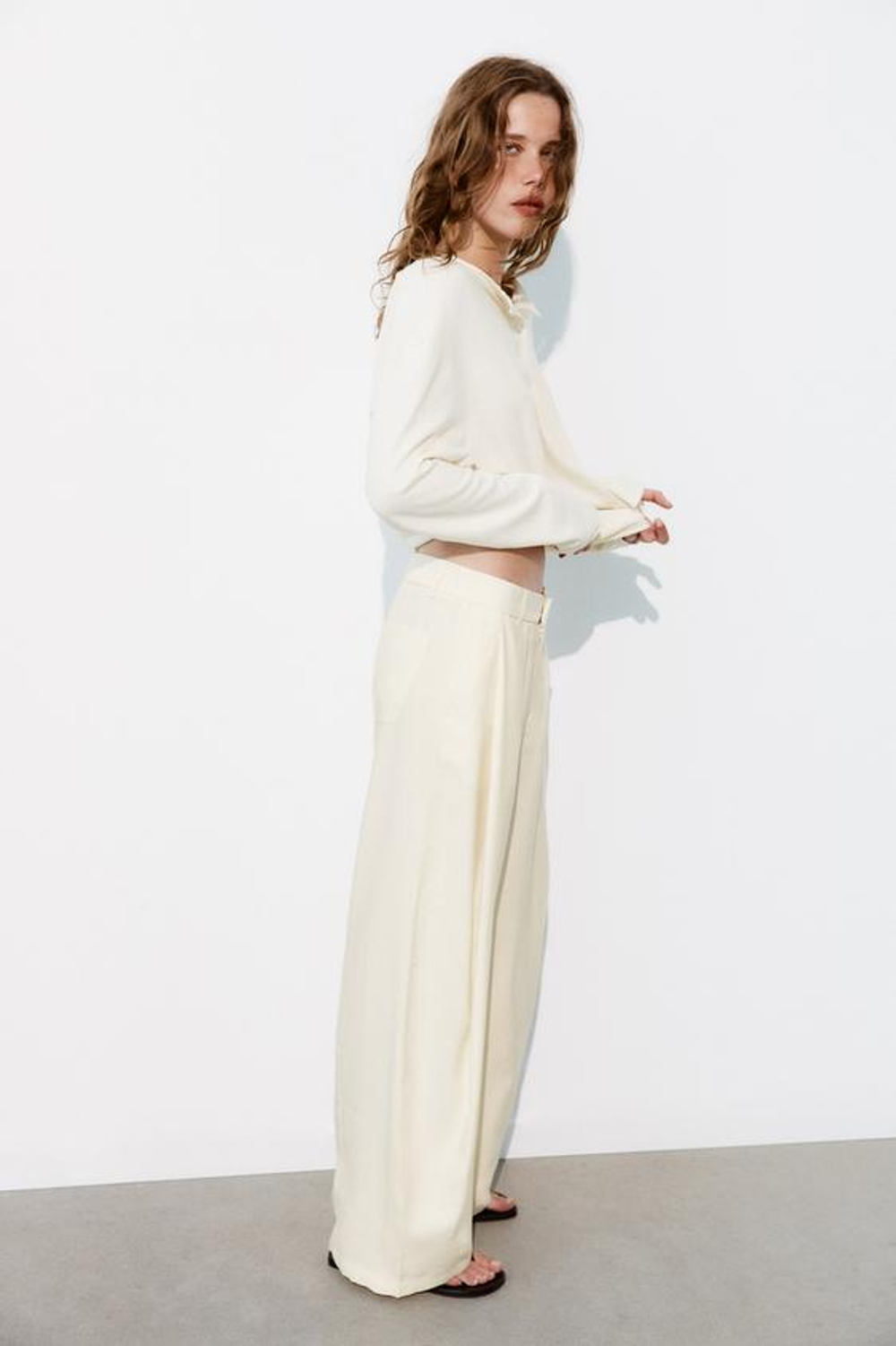 ZARA СТРУЯЩИЕСЯ БРЮКИ СО СКЛАДКАМИ, ЭКРЮ