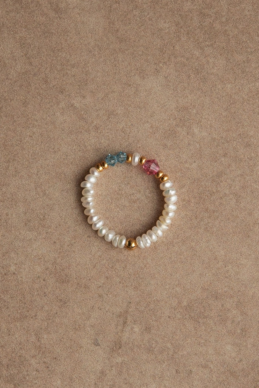 Кольцо из жемчуга с мелкими кристаллами