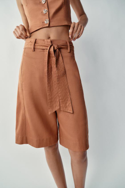 ZARA ДЛИННЫЕ ШОРТЫ С РЕМНЕМ, МЕДНЫЙ
