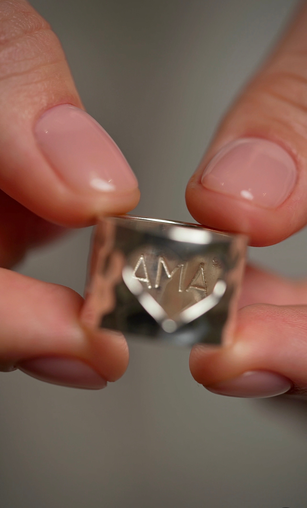 Широкое кольцо "Мама" с открытым сердцем