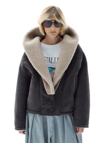 Коричневая дубленка из овчины с объемным воротником