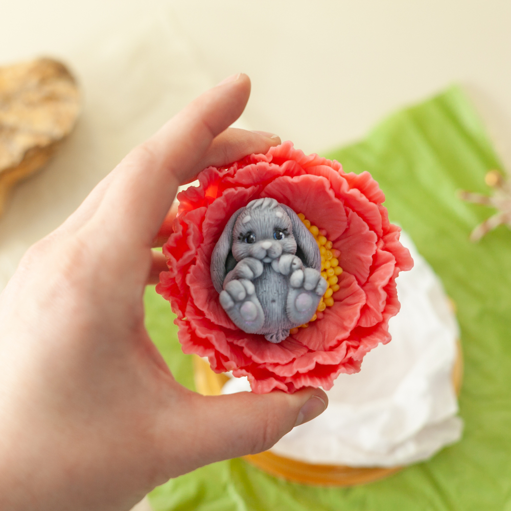 Зайчик в цветке