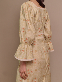 Платье с квадратным вырезом