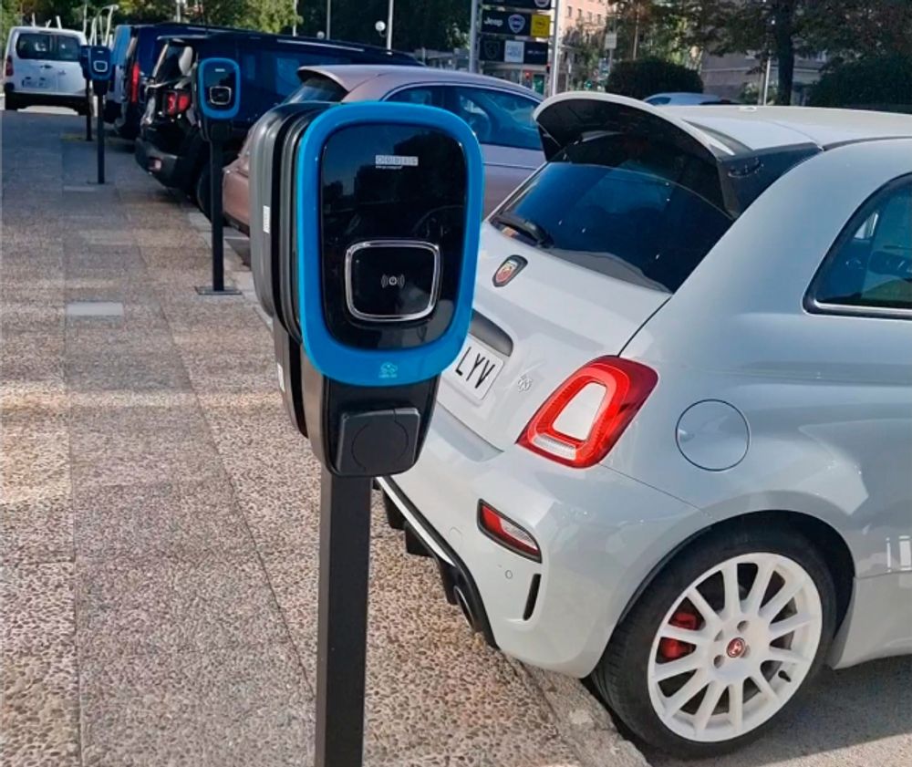 Зарядная станция Orbis VIARIS UNI BT2 однофазная, 7.4 кВт, с розеткой T2, с затвором (OB94U2C0HA2) - 2