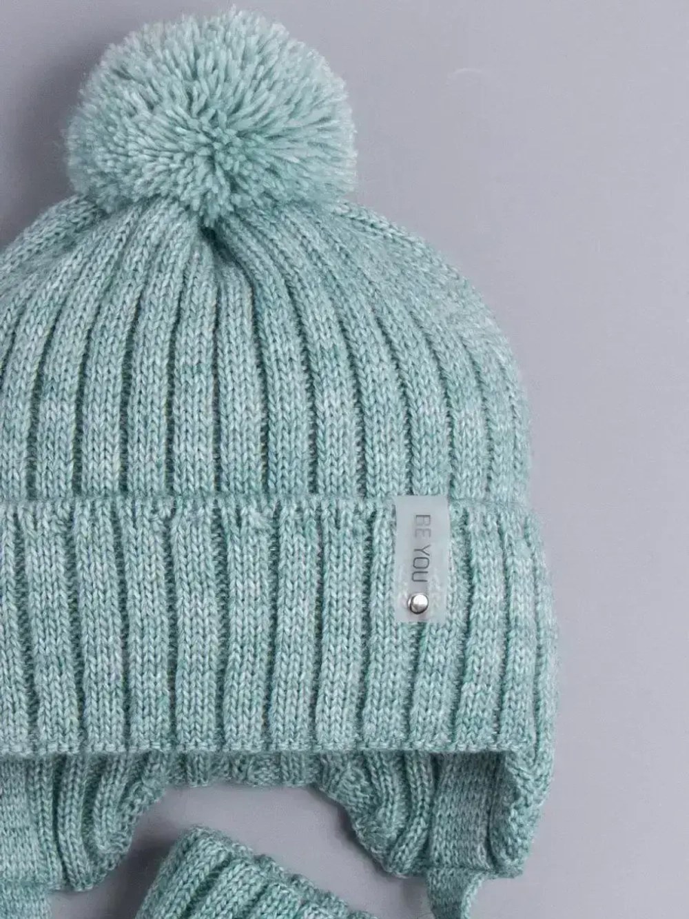 Шапка осенняя для мальчика на завязках и снуд