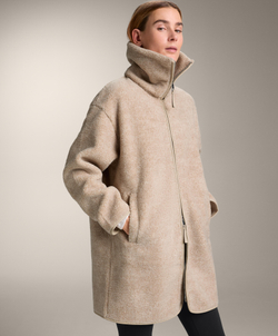 Oysho Длинная куртка из искусственной овчины, песочный меланж