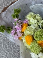 Букет сборный из кустовых пионовидных роз, гортензии, маттиолы и вибурнума