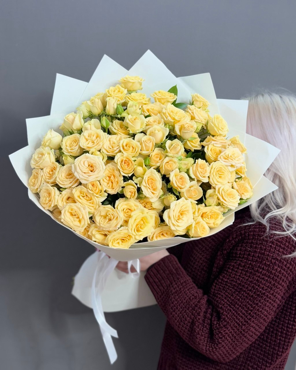 Букет из 15 кустовых роз сорта "Salinero"