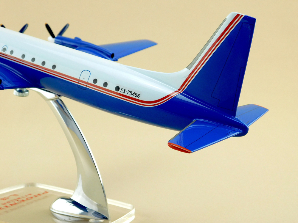 Модель самолета Ил-18 (М1:100, PHOENIX)