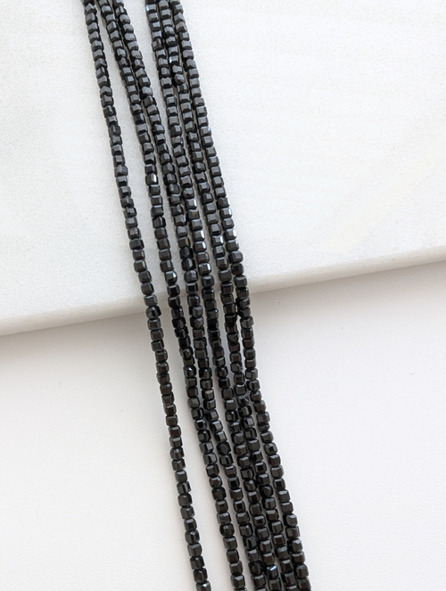 Шпинель черная натуральная, кубик в огранке 2.5мм