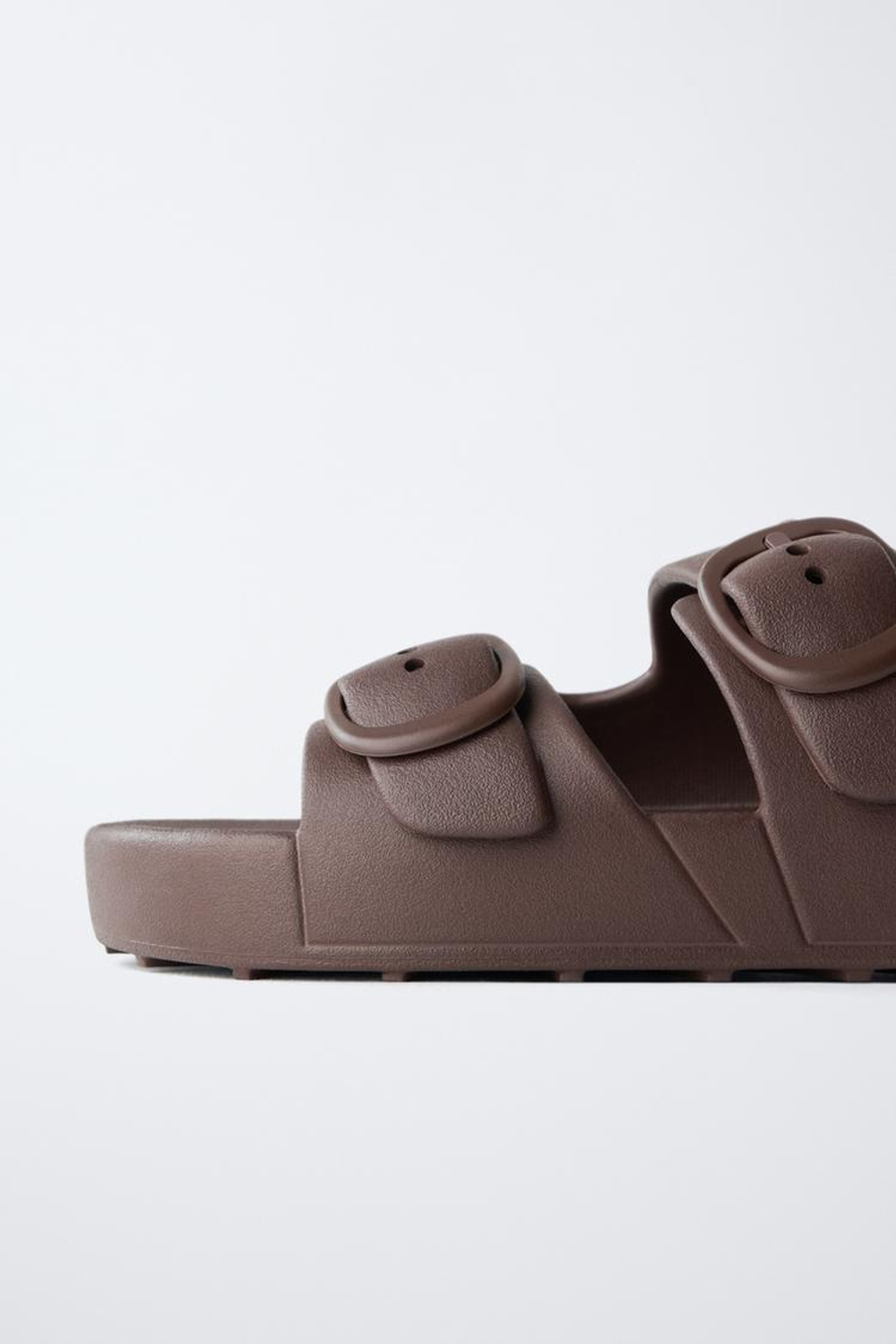 ZARA РЕЗИНОВЫЕ ТАПОЧКИ С ПРЯЖКАМИ, КОРИЧНЕВЫЙ