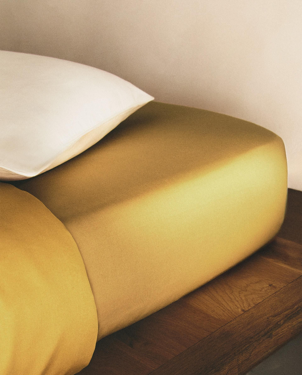 Zara Home - Атласная простыня с эластичной лентой, высота 30 см (вес 300 нитей), горчичный, 180х200х30 см