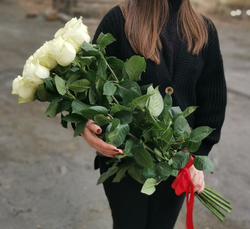 11 белых роз