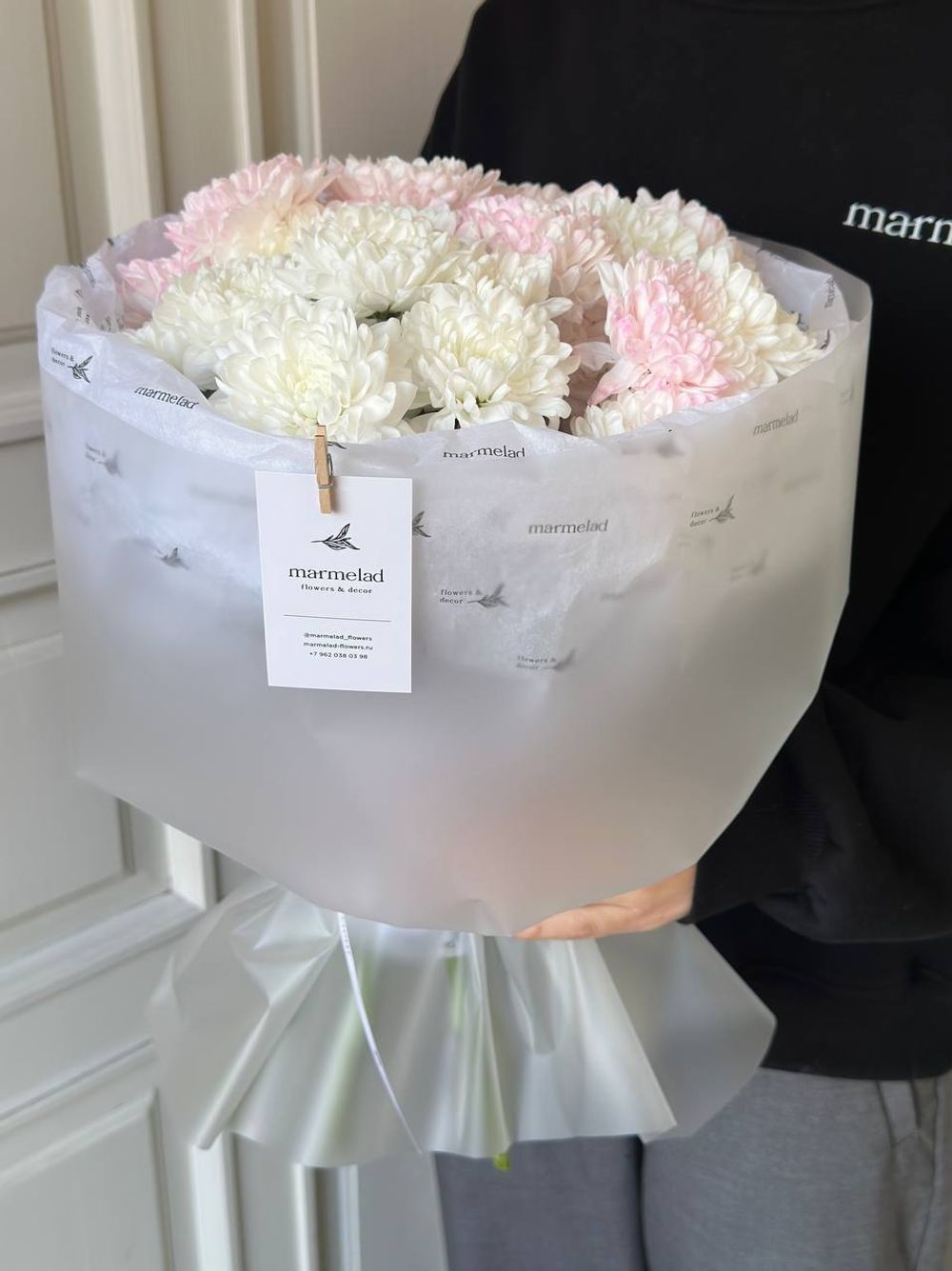 Упаковка букета в матовую пленку и фирменную бумагу