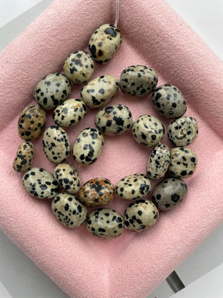 Бусины из далматиновой яшмы 12х17мм, галтовка