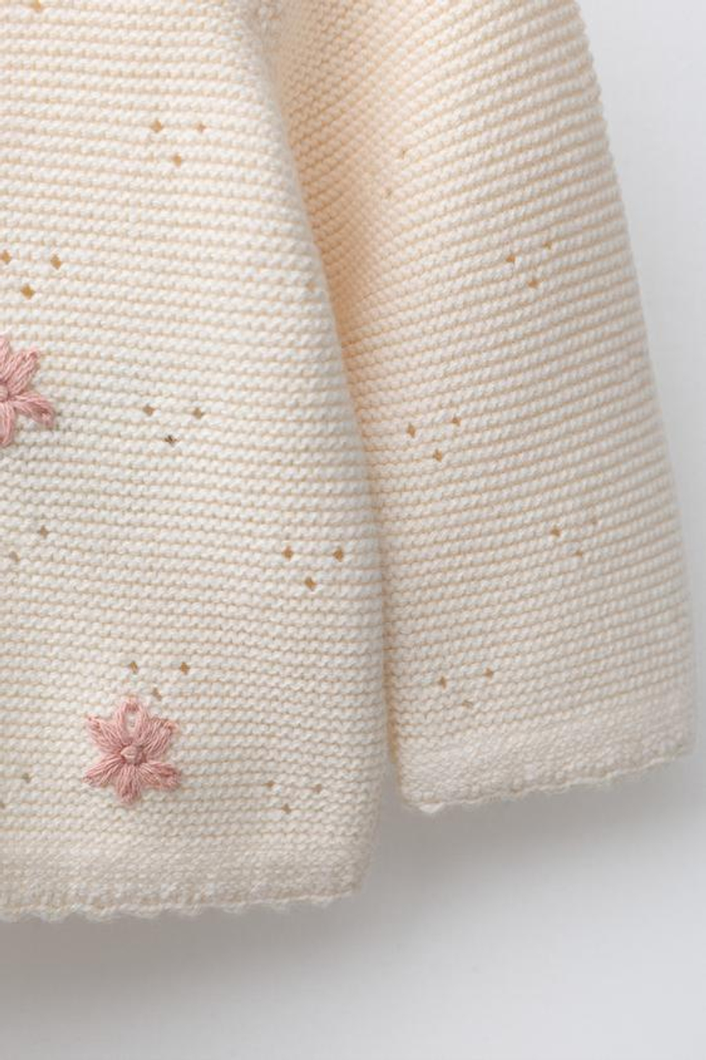 ZARA ВЯЗАНЫЙ ДЖЕМПЕР С ЦВЕТОЧНОЙ ВЫШИВКОЙ, СЛОНОВАЯ КОСТЬ