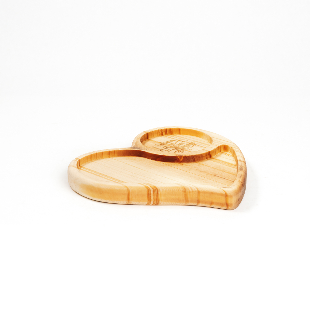 Деревянная менажница из кедра для подачи блюд и закусок с гравировкой "Listen to your heart"