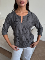 Серая женская блузка из фактурного трикотажа с рукавом 3/4