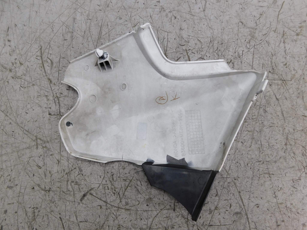 Пластик боковой правый Honda CB1300 SC54 SC62 83600-MEJH-9000