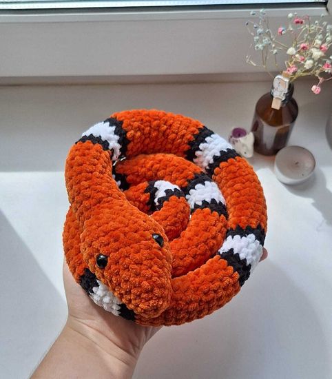 Вязаная игрушка ручной работы "Королевская змея"