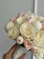 Свадебный букет из пионов, кустовых пионовидных и одноголовых роз