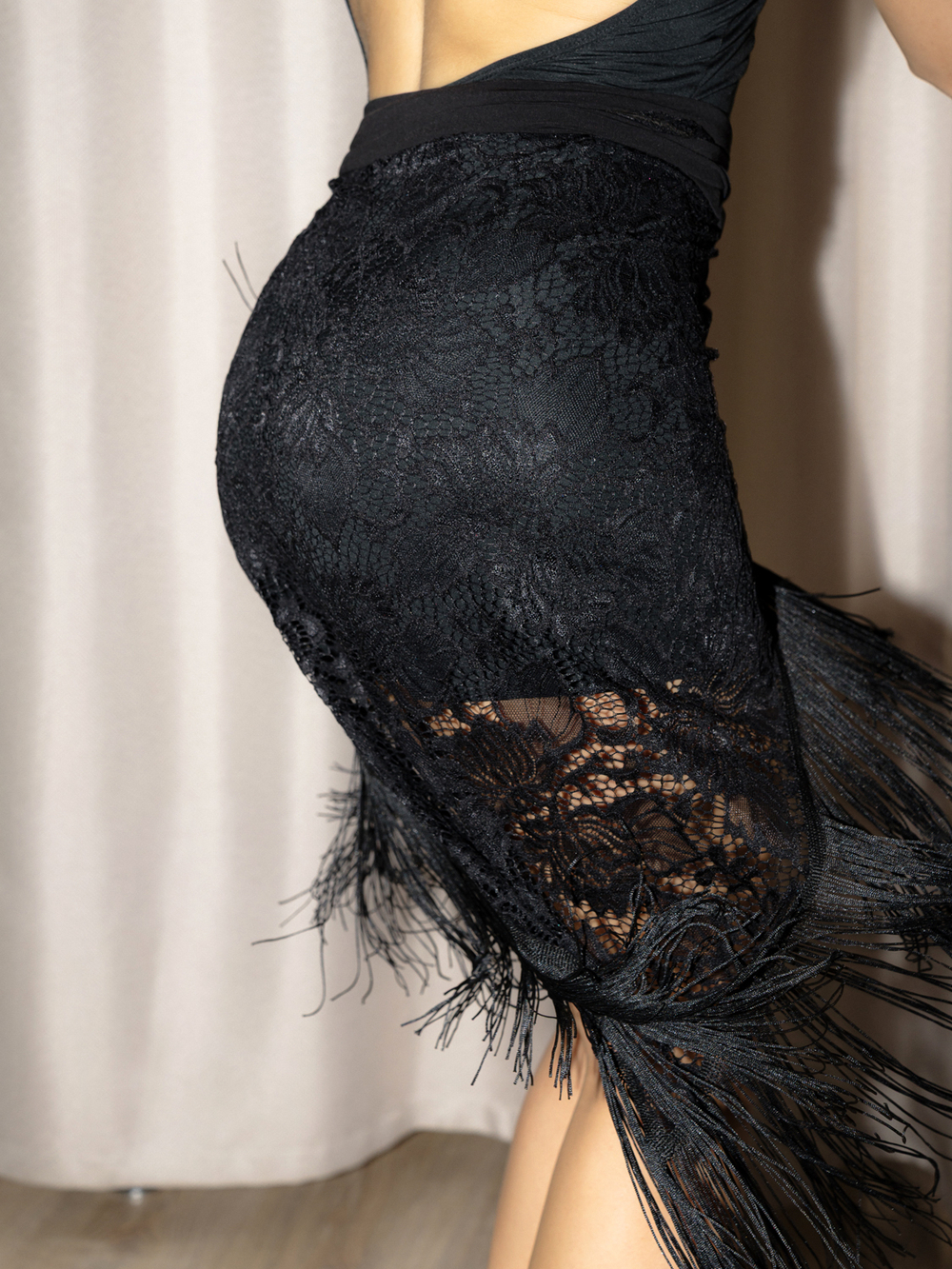 Юбка-платок из гипюра с бахромой