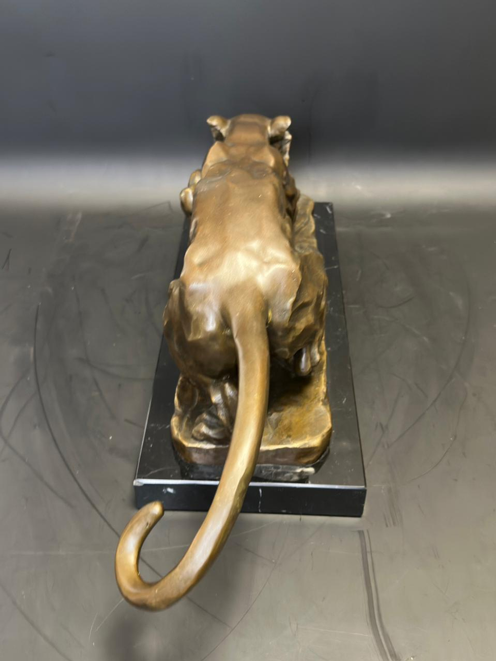 Бронзовая скульптура «Притаившийся тигр»