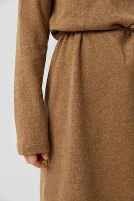 Платье из трикотажа со стойкой песочного цвета