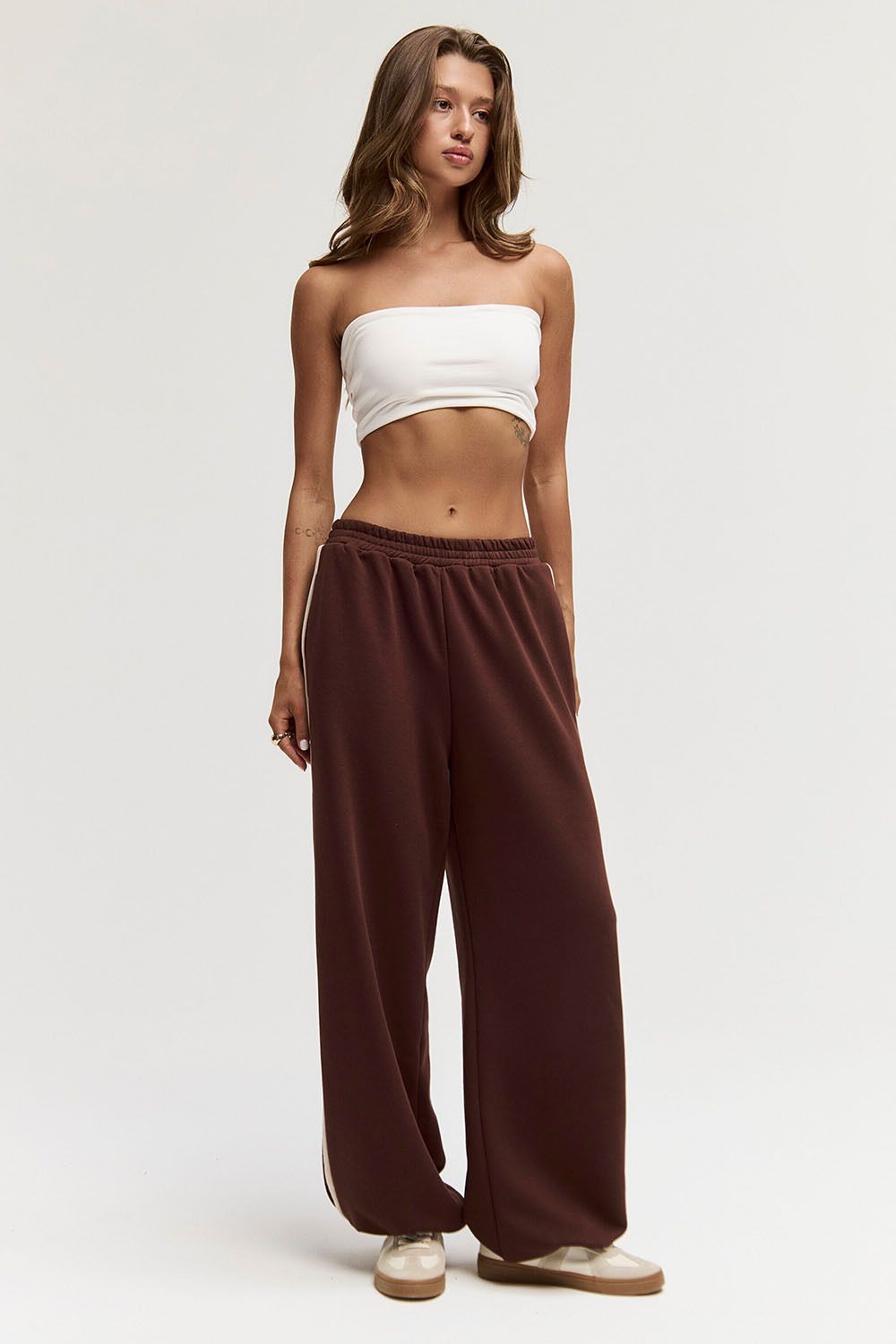 Широкие джоггеры без начеса с лампасом шоколадного цвета