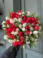 Букет из белых, красных тюльпанов и незабудок в оформлении