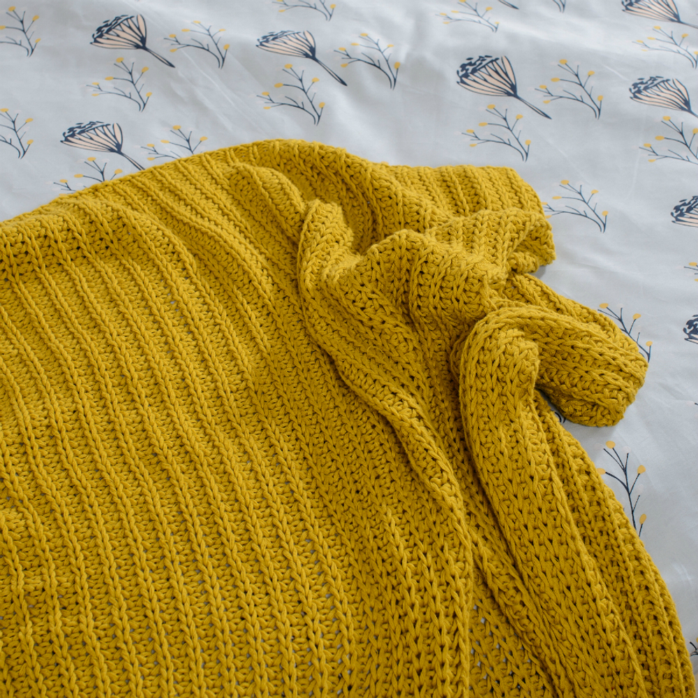 Плед вязаный горчичного цвета Essential,  130х180 см