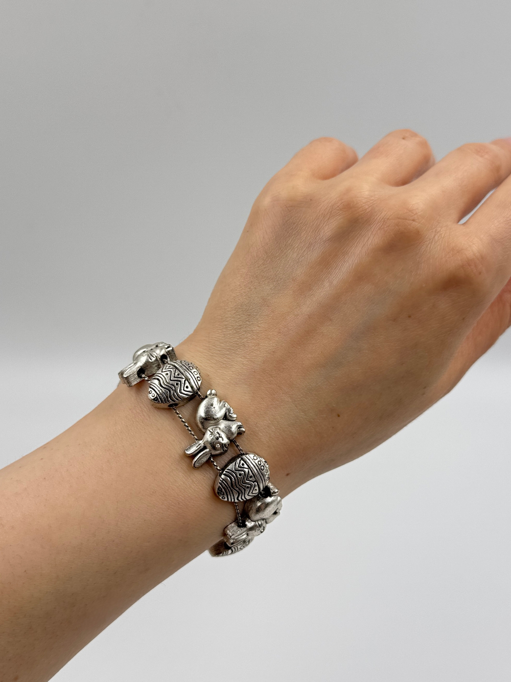 Браслет Пасхальные кролики в серебряном цвете