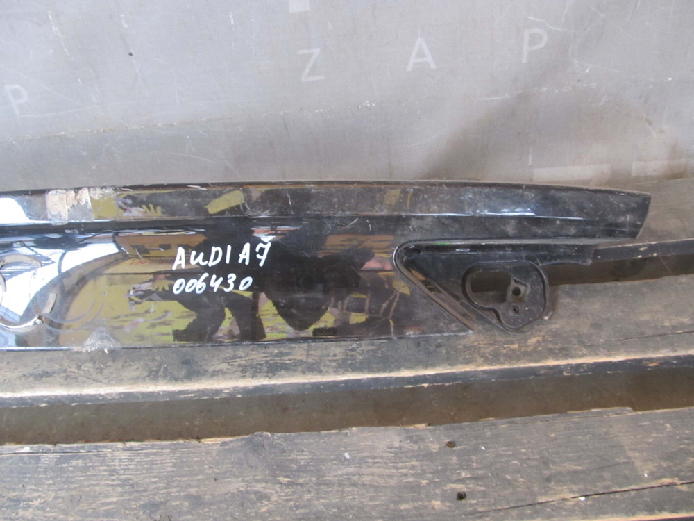 Накладка крышки багажника Audi A7 (4G) 10-18 Б/У Оригинал 4G8827086K