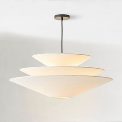 Современная подвесная люстра с многоуровневым плафоном.